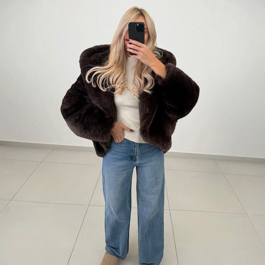 Felljacke mit Kapuze