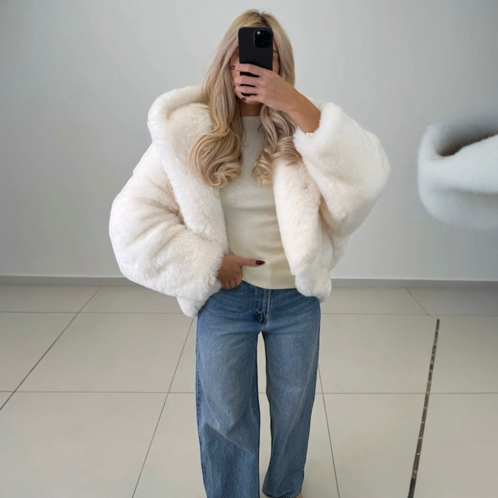 Felljacke mit Kapuze