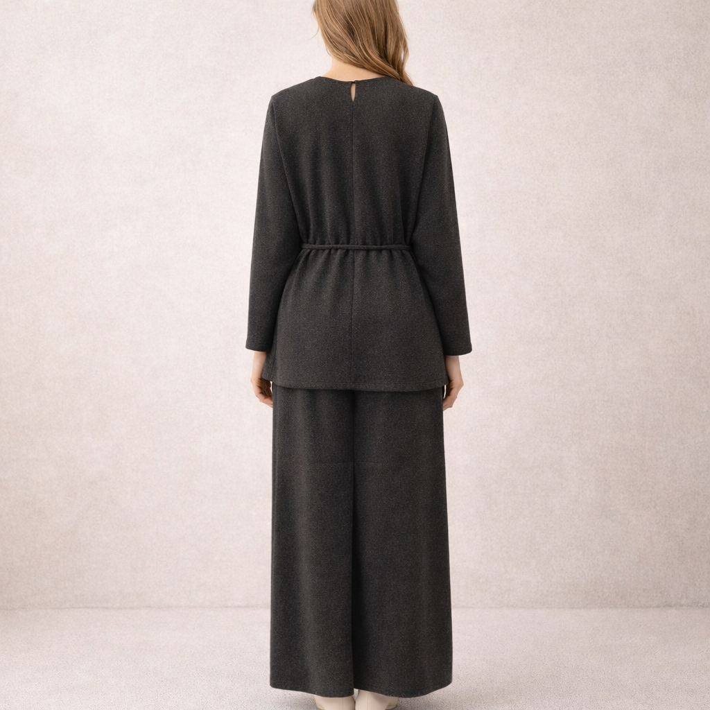 Zweiteiliger Look mit Bindegürtel